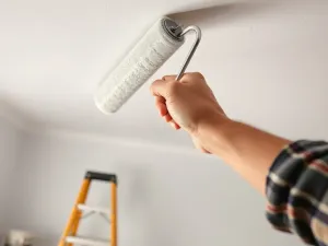 Jakie są najlepsze techniki malowania sufitu? Sprawdź kierunek!